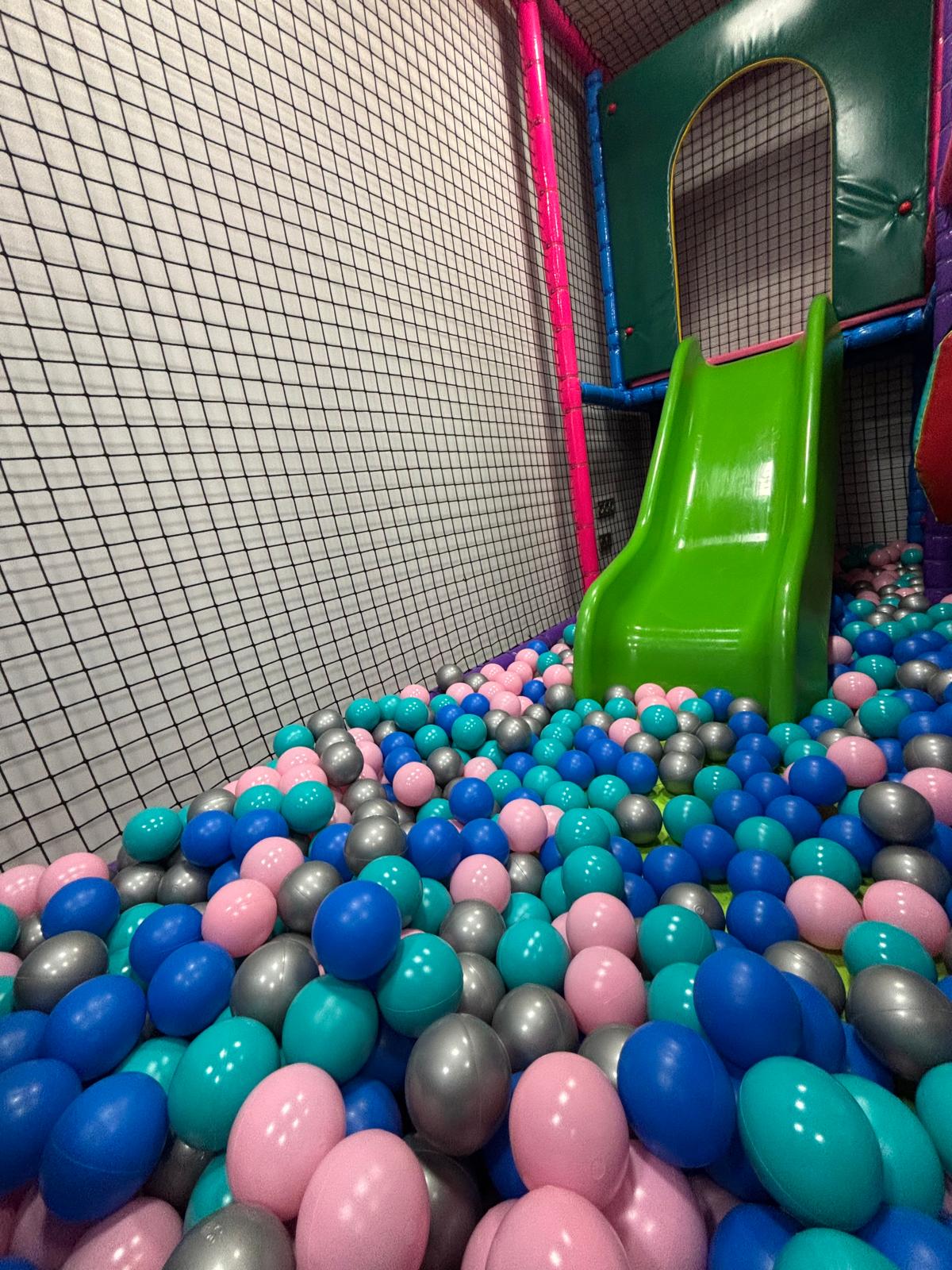 Piscina de bolas en el parque infantil KukiPark